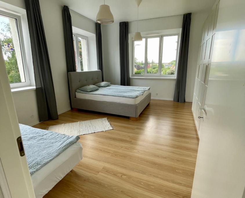 Valge maja 2 korruse apartement (1 lai voodi, 1 kitsas voodi, lahtikäiv diivan) elutoast vaade magamistuppa