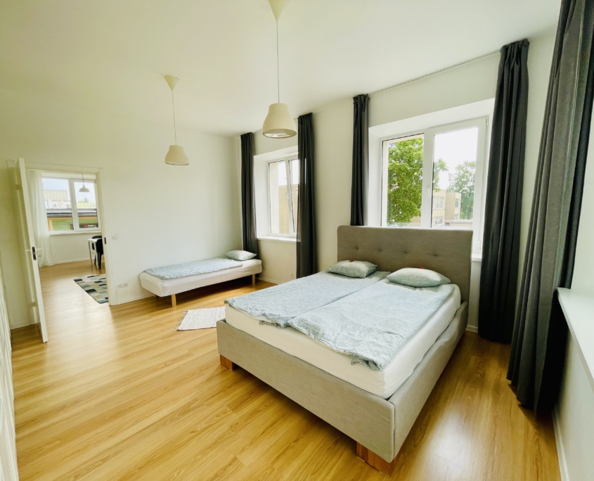Valge maja 2 korruse apartement (1 lai voodi, 1 kitsas voodi, lahtikäiv diivan) magamistoa vaade
