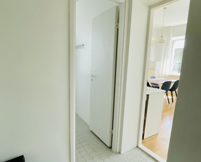 Valge maja 2 korruse apartement (1 lai voodi, 1 kitsas voodi, lahtikäiv diivan) esiku vaade