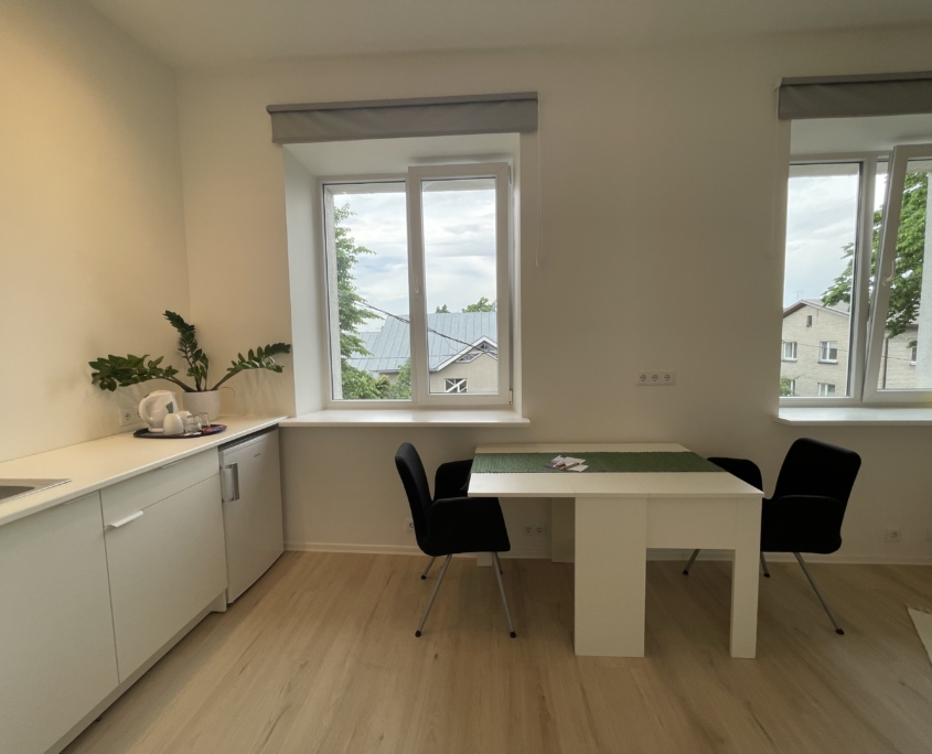 Endla hosteli valge maja apartement 2 voodiga toa esiku vaade