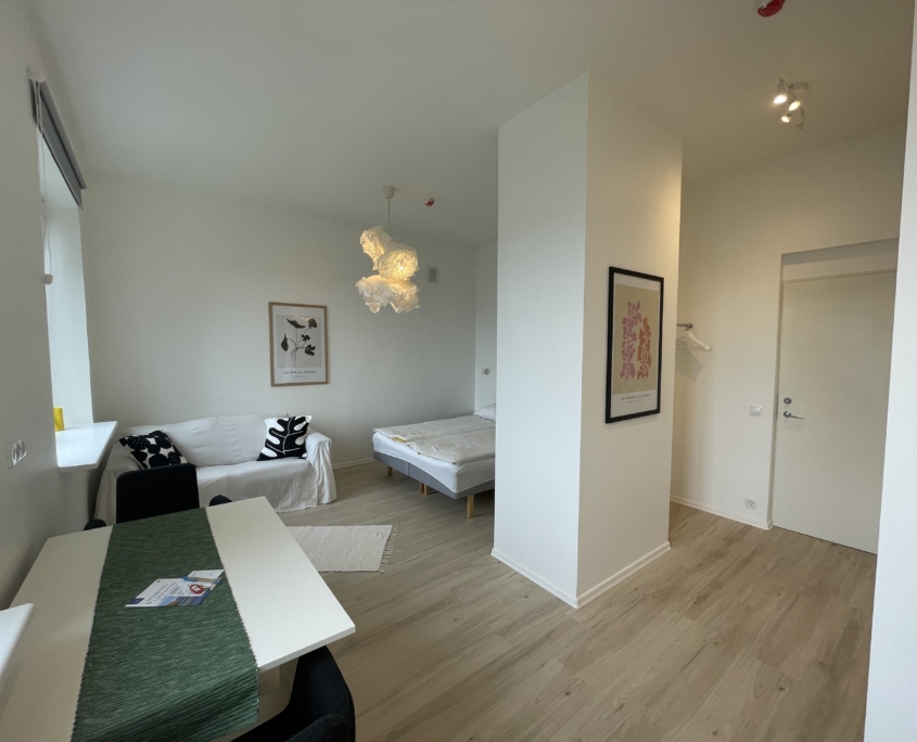 Endla hosteli valge maja apartement 2 voodiga toa vaade